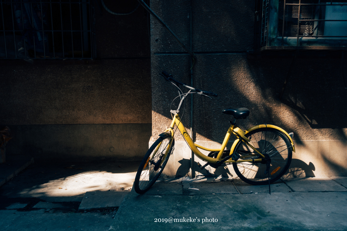 扫扫街,阳光斑驳,时光静好