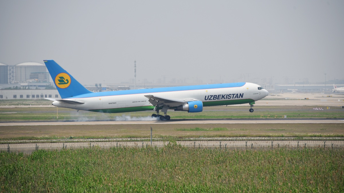 乌兹别克斯坦航空767准备降落在上海浦东国际机场