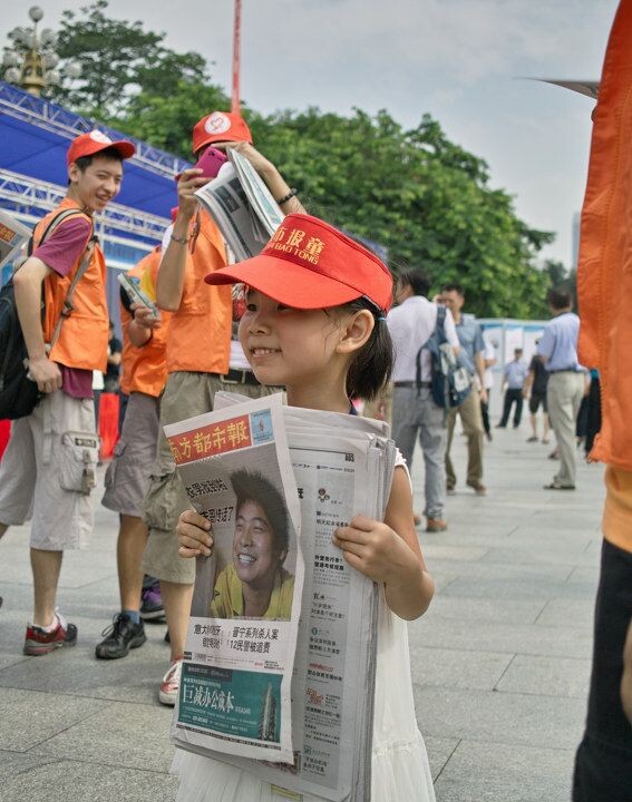 英雄广场，小女孩刚刚成功卖出一份报纸<br />
