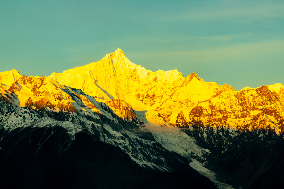 梅里雪山之日照金山