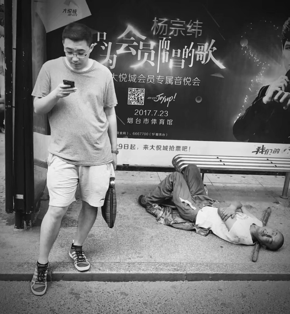 工人师傅等着归家的公交车,竟然累了在站台地上睡着,我心头一阵酸楚!