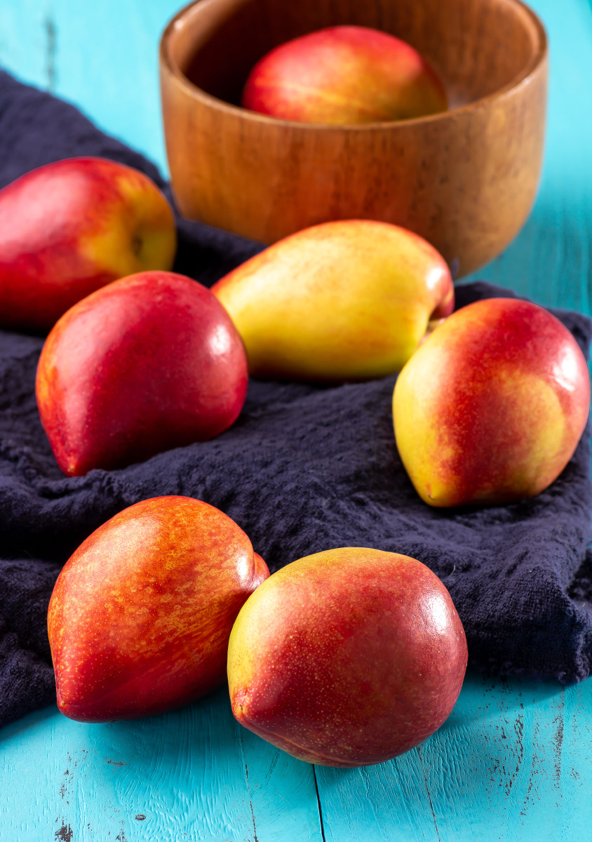 蓝色木质背景上的成熟油桃