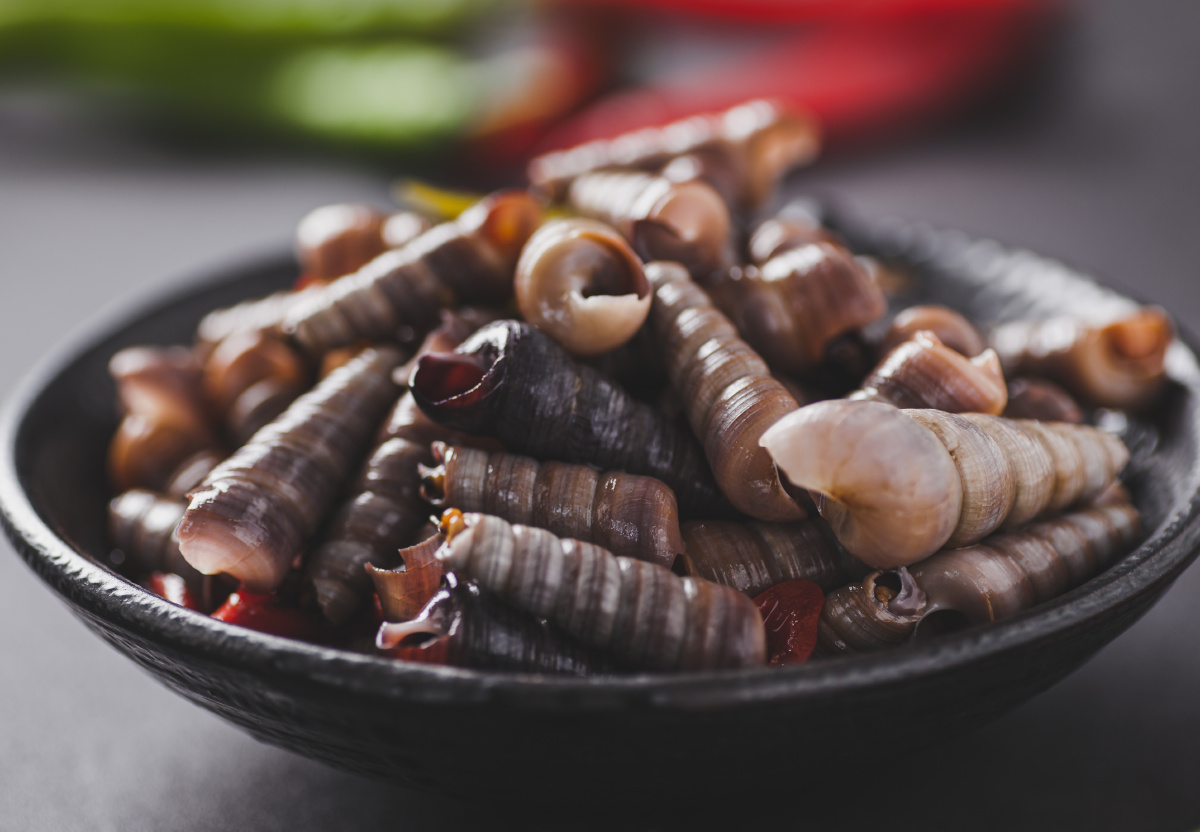 黑色桌面上的麻辣钉螺