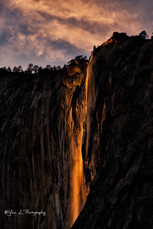 这张照片拍了两年了，今天终于修了。  2月中的yosemite国家公园，冰川点悬崖出现壮观的“火瀑布”，黄昏时分，马尾瀑布后边的花岗岩反射阳光，形成“火瀑布”奇观。