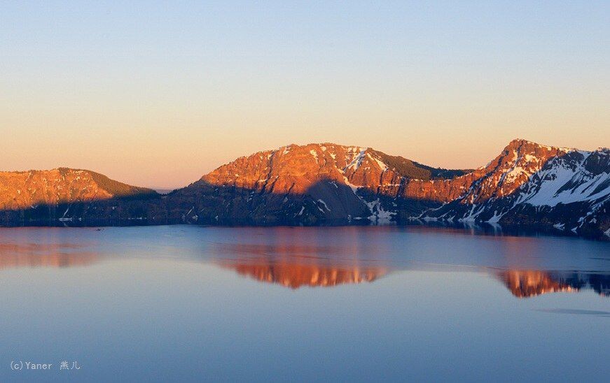 一个人的火山湖<br />
呼吸着湖边清洗但寒冷的空气，太阳慢慢地沉了下去。