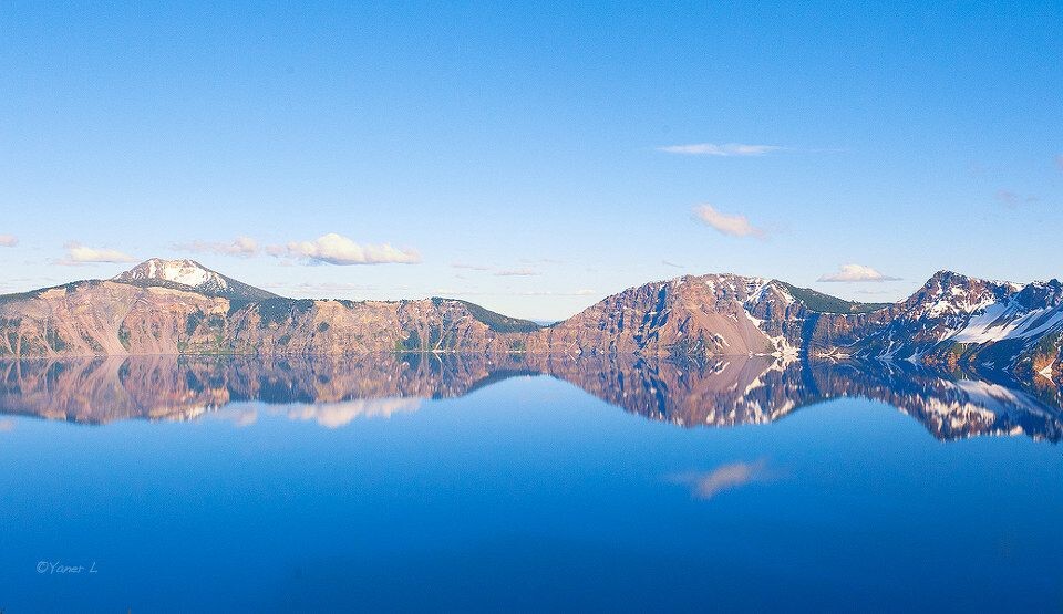 一个人的火山湖<br />
半晚到的火山湖。水面如镜， 那种神奇的蓝色，让人惊艳。 火山湖呈卵形，长约10公里，宽约8公里，深度却跨越350米，虽然是位于高山之巅，但却是美国本土最深的湖泊。 据介绍，火山湖的水质是世界上最纯净的，湖水的清亮度达到43.3米。