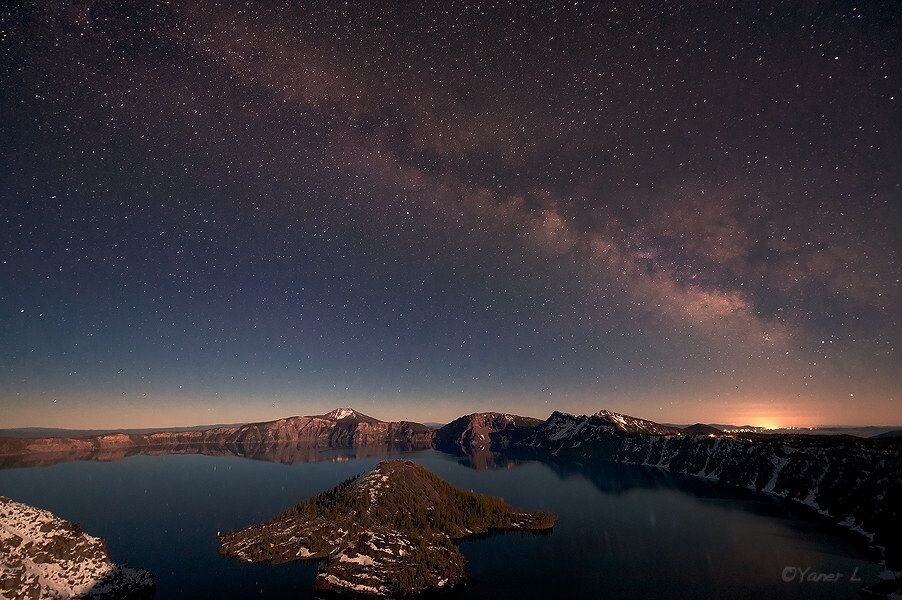 一个人的火山湖<br />
日落后湖边就只有我一人了。 在舒缓的音乐中看一镰弯月慢慢爬上来。