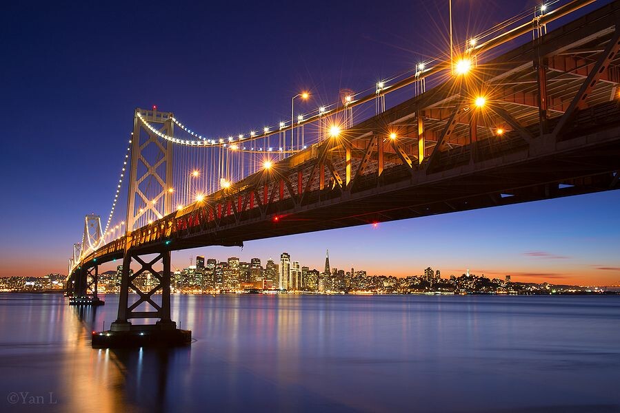 节日的灯光<br />
用旧金山海湾大桥节日的灯光祝图虫朋友们新年愉快，阖家欢乐！
