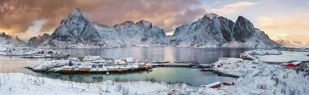 只因为一张照片，临时决定去挪威北部一个叫做Lofoten的地方呆了整整三周。  这里是风光摄影爱好者的天堂，冰雪的世界，高山大海，还有美丽的北极光。。。<br />
