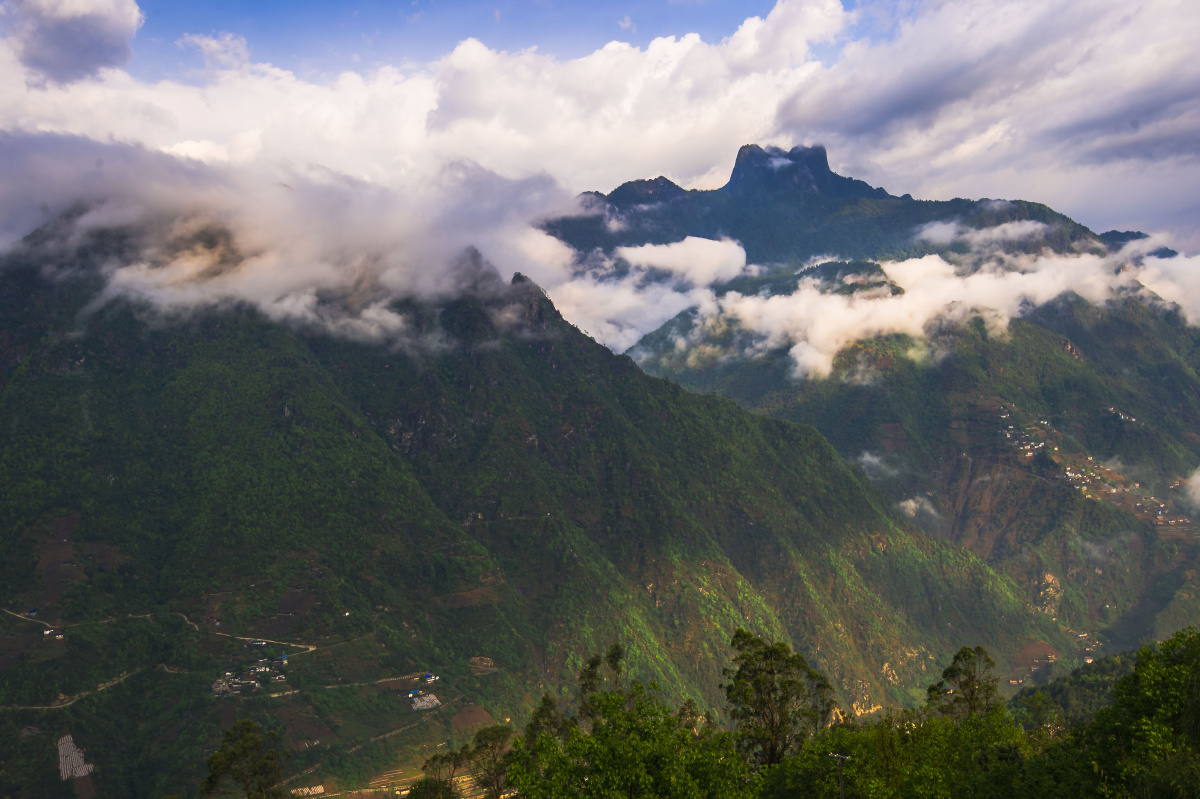 怒江皇冠山风光