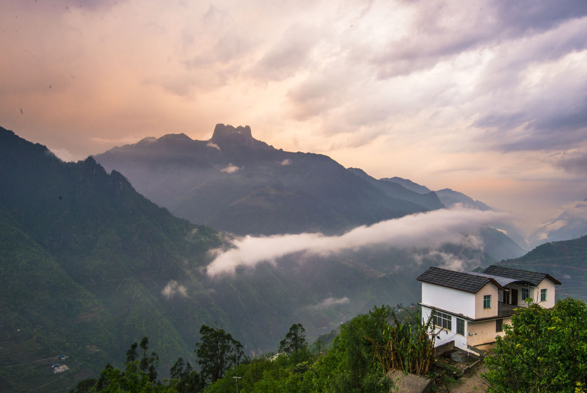 怒江皇冠山风光