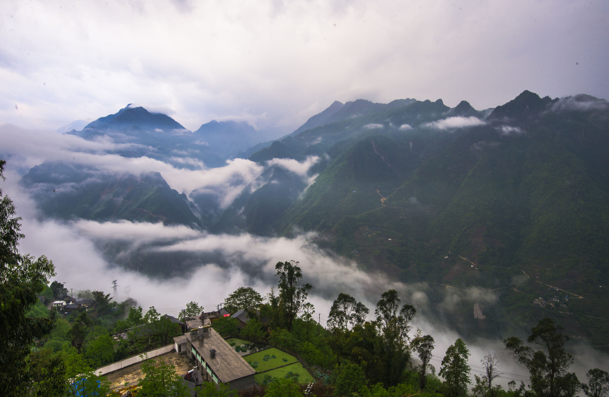怒江皇冠山风光
