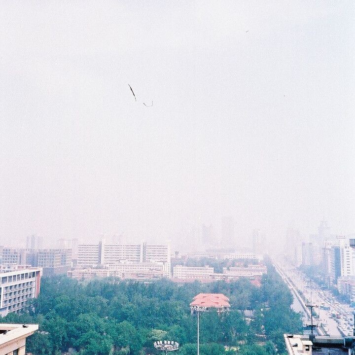 seventeen,tianjin 2010<br />
我素来相信 某些地方就像磁铁一样，假如你走近就会被吸引过去&lt;br /&gt;<br />
只需要一个上坡的街道，一片阳光或者一条干脆隐没在阴影中的人行道 就够了