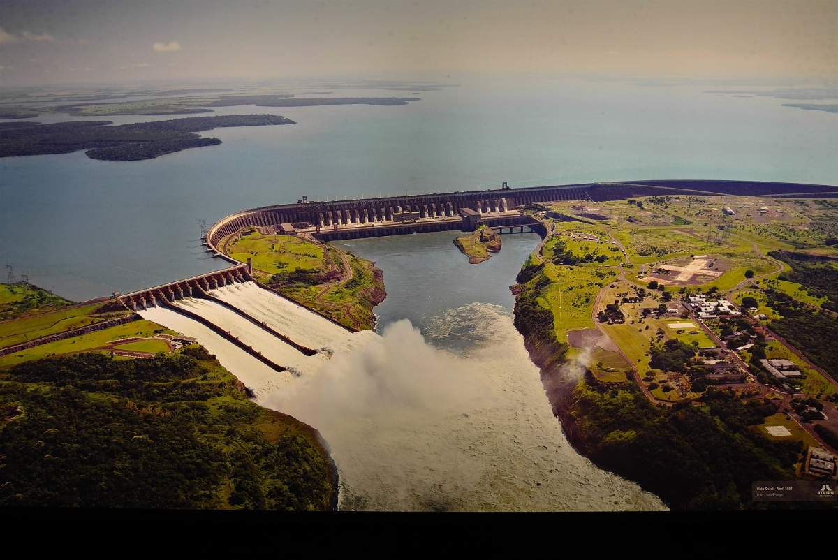 巴西伊瓜苏瀑布水力发电站