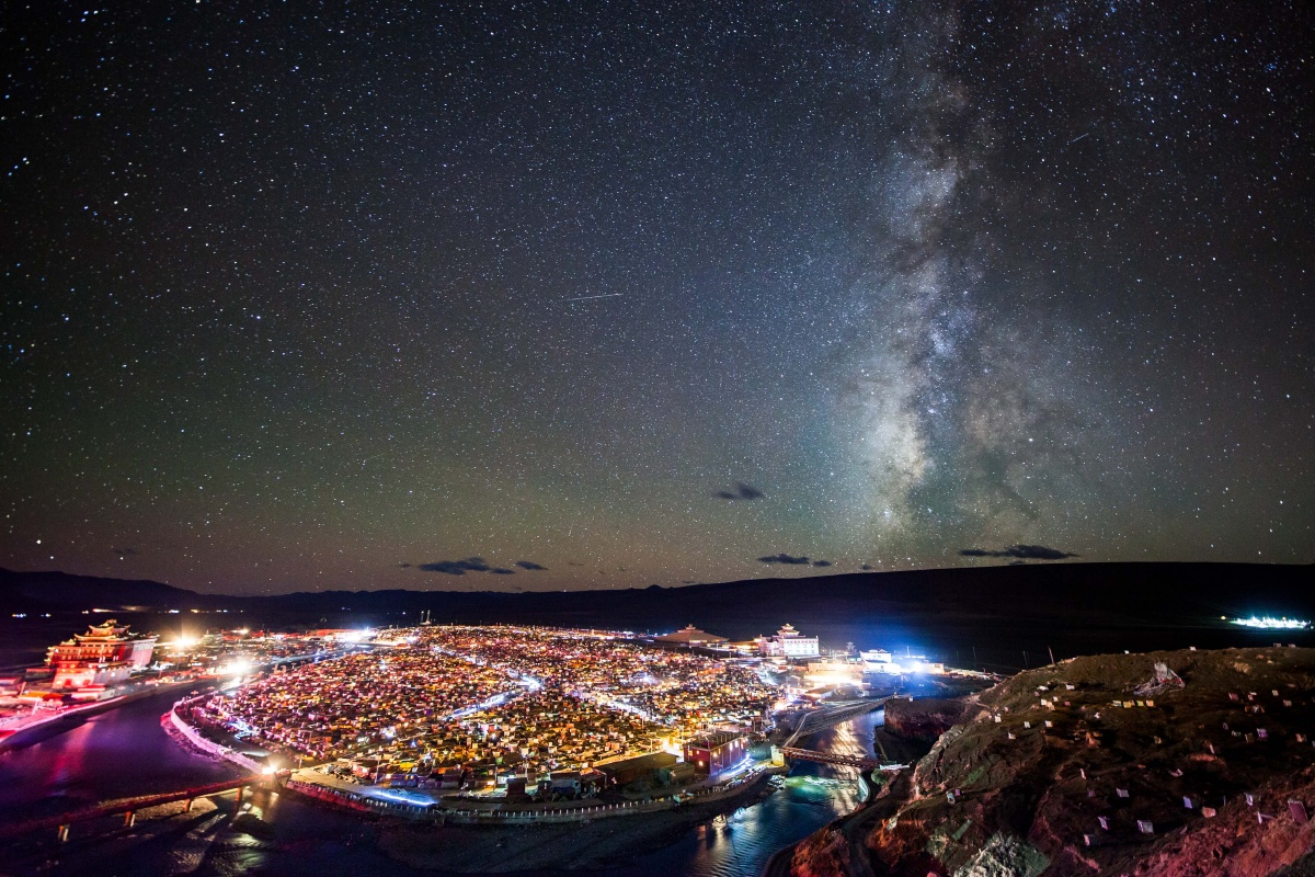 亚青寺觉姆岛的日与夜