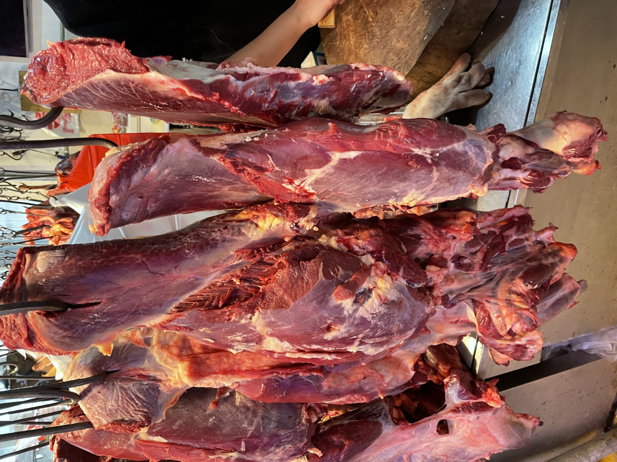 市场内的肉摊