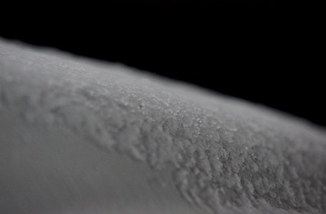 汽车前引擎盖上的冰雪