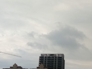 818689