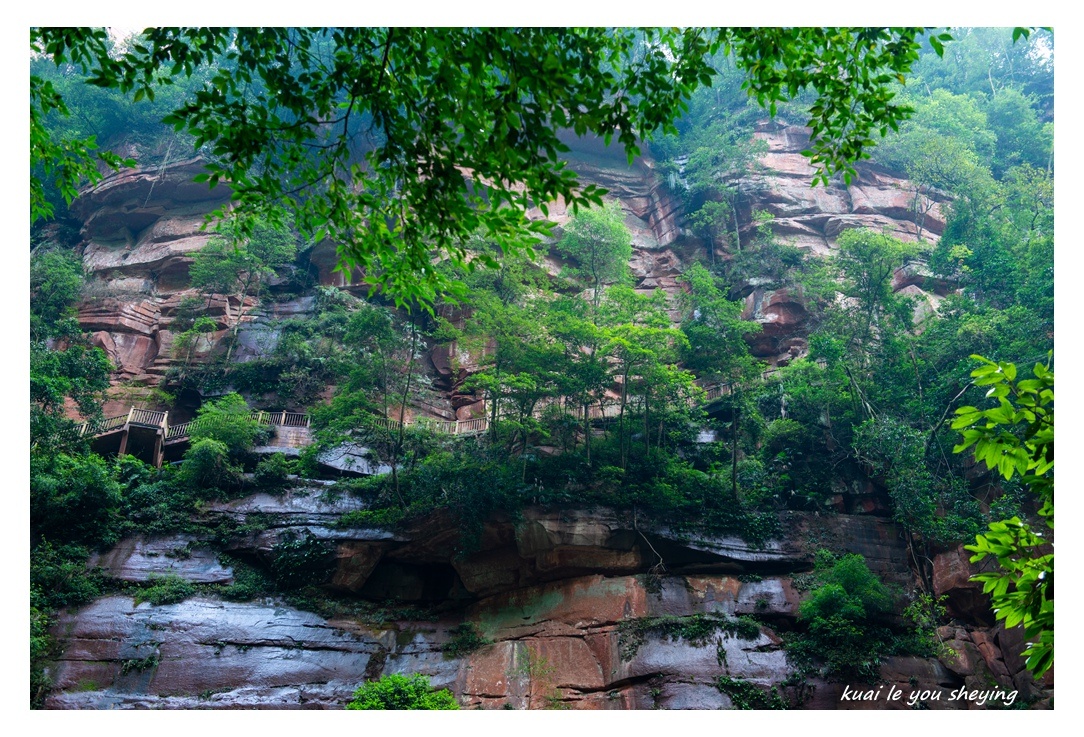佛光岩景区(又名五柱峰景区),距赤水城区42公里,距丙安古镇30公里,是