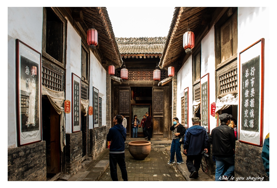 党家村古建筑群,位于陕西省韩城市西庄镇,选址于水,塬之间的坡地上.