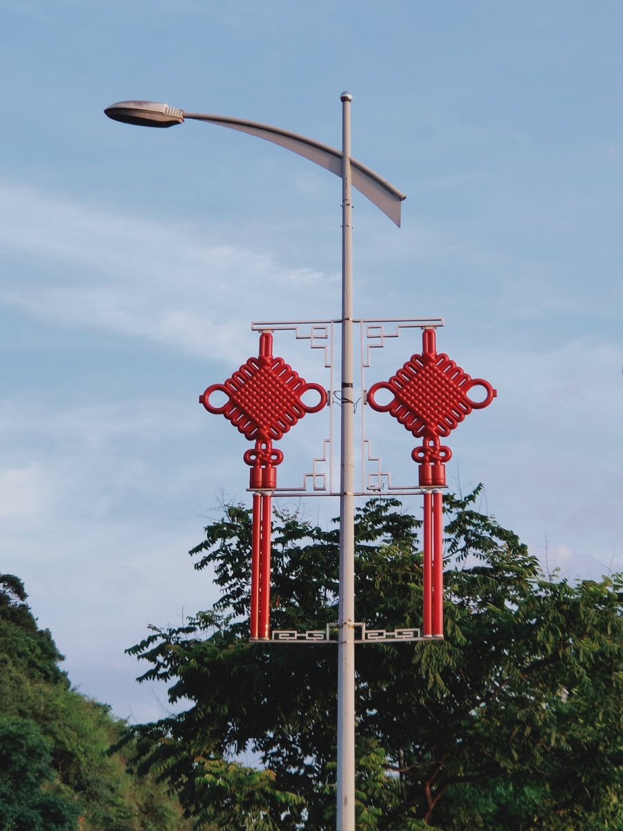 挂中国结的路灯