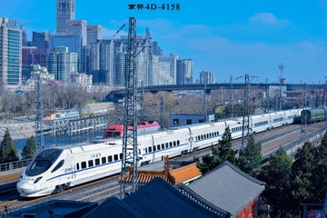 592438