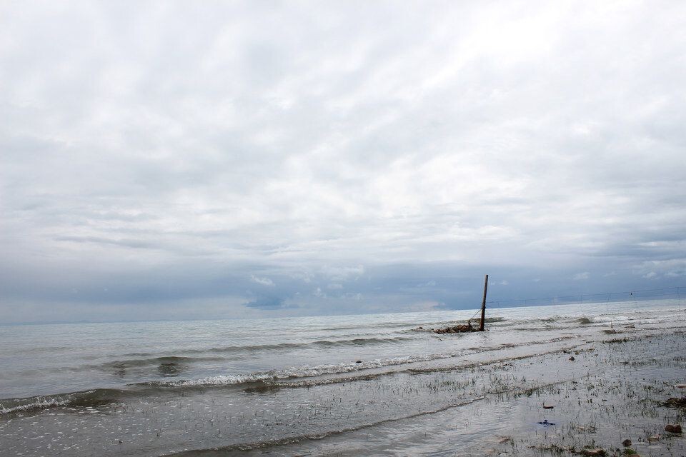 空旷的青海湖<br />
