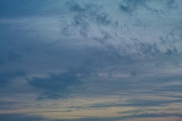 704083