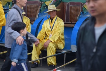 596745
