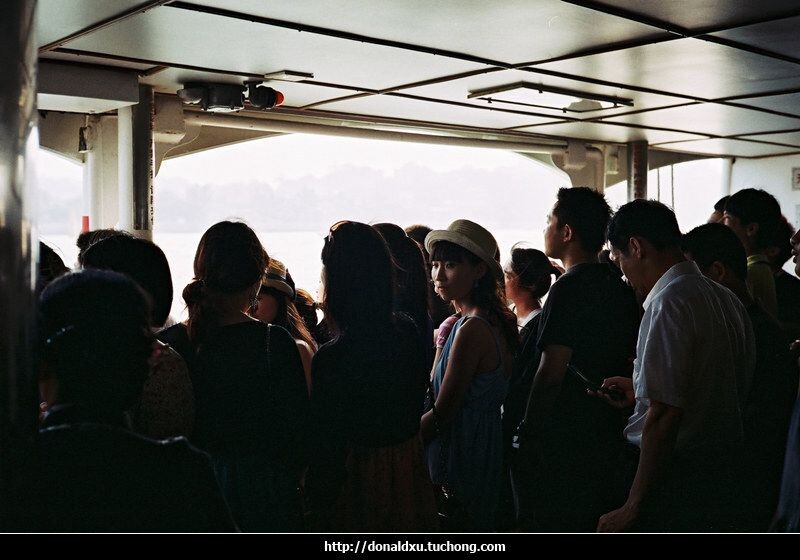 256/365<br />
往鼓浪屿渡轮上的乘客, VOIGTLANDER R3A + VM40/1.4 + Fuji Superia 100