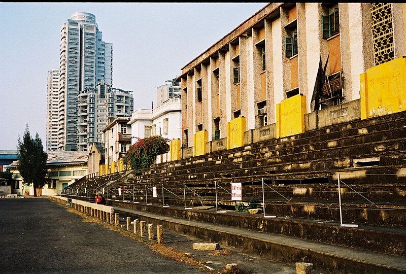 58/365<br />
旧体育场 福伦达R3A + Nokton 40mm/1.4 + Kodak ProFoto XL 100 摄于2011/2/2