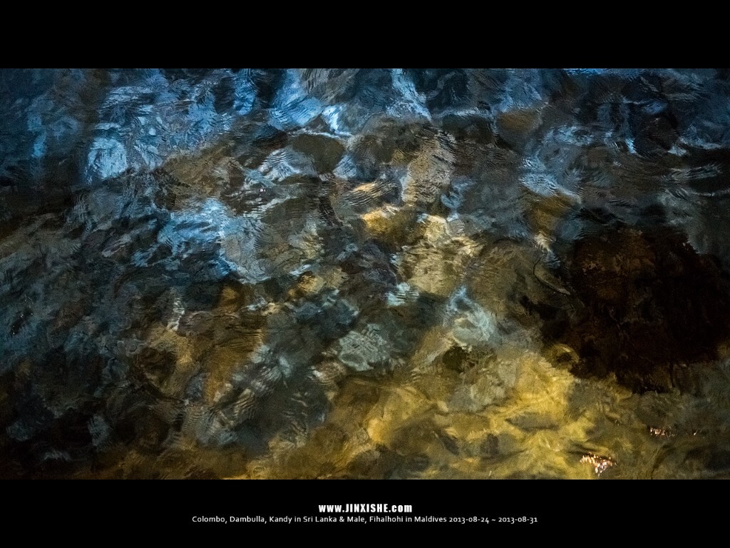 夜色下的海水，美丽如绚丽油画一般。