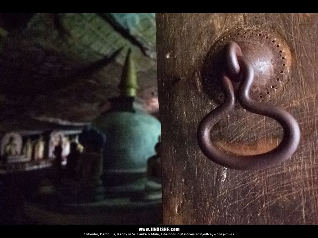 丹布拉石窟寺。第二窟的门环与佛塔。