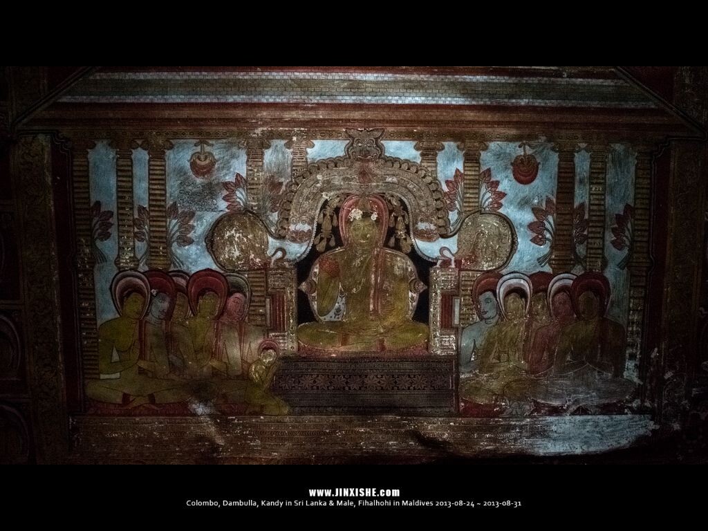丹布拉石窟寺内的洞顶壁画。