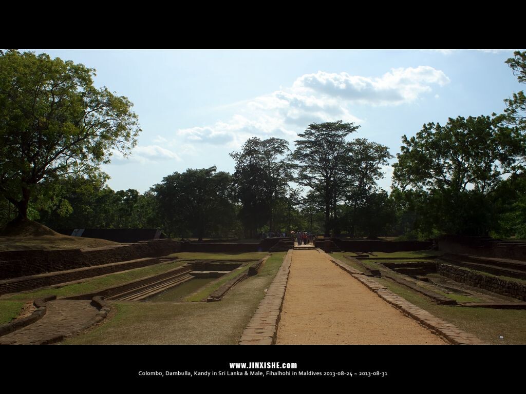 斯基里亚(Sigiriya)的巨岩王朝(又称之为狮子岩Sigiriya Lion Rock)，是一座真真实实构筑在橘红色巨岩上的空中宫殿。