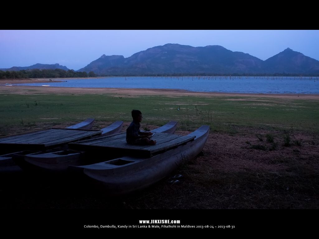 走出一片小树林，迎面就是Amaya Lake，一个小朋友在船上玩ipad。