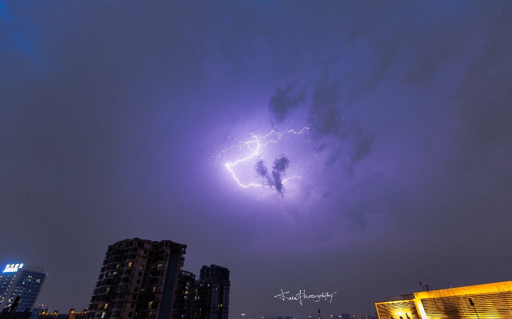 高楼上 淋着雨 提心吊胆的终于抓住了一支闪电