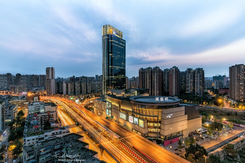 成都万象城由美国Callison建筑事务所进行规划设计, 秉承建筑充分融入园林景观元素的理念，充分体现了“世界现代田园城市”中 “世界级、现代化、超大型和田园城市” 的四大要素,在高密度土地稀缺的城市中心打造出一个世界级的城市田园综合体。