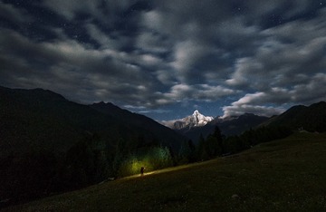 星空下的旅人