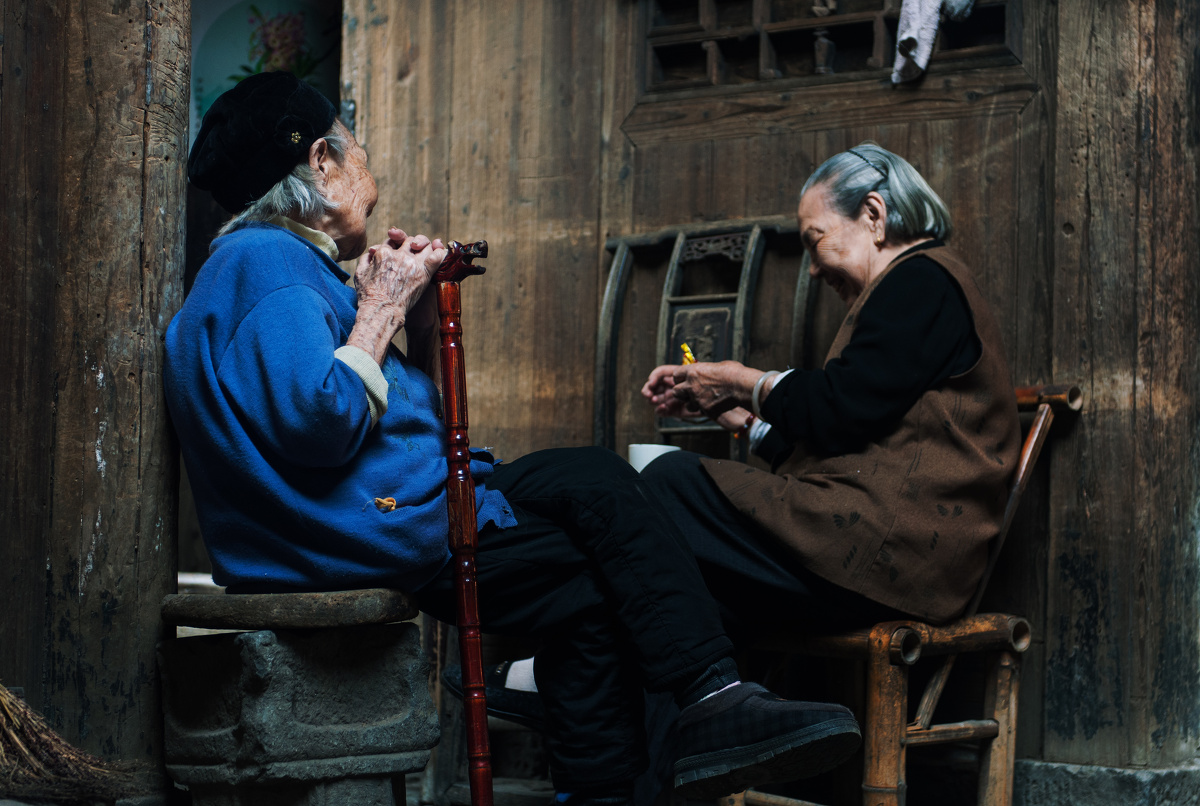 老人们总爱让人猜自己的年龄,通常往年轻了猜便会让他们很得意.