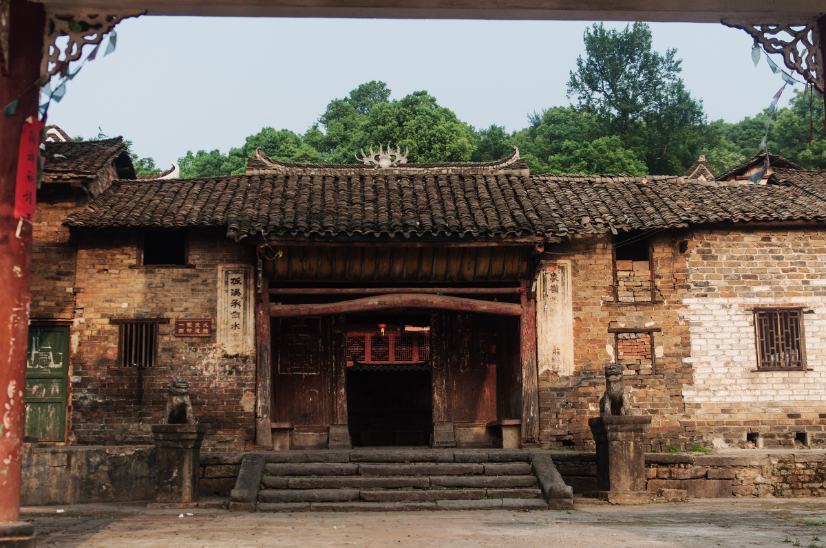 文阁外围也是新建,建筑风格不伦不类,里面似是从前的润公厅,门口对联