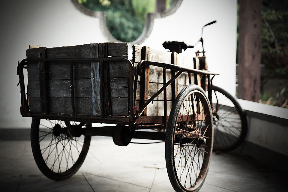 破旧的三轮车