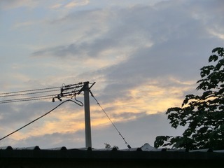 883221