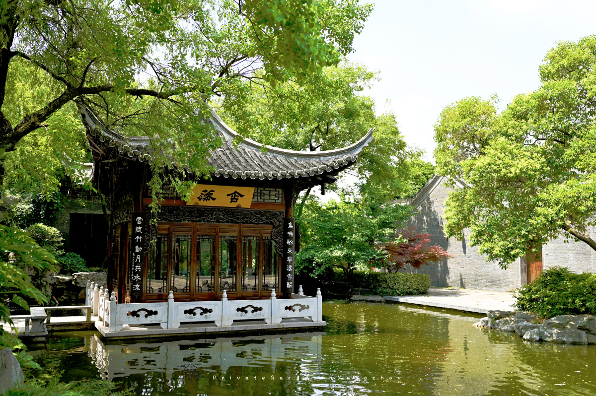 扬州园林素负盛名,《扬州画舫录》有"杭州以湖山胜,苏州以市肆胜,扬州