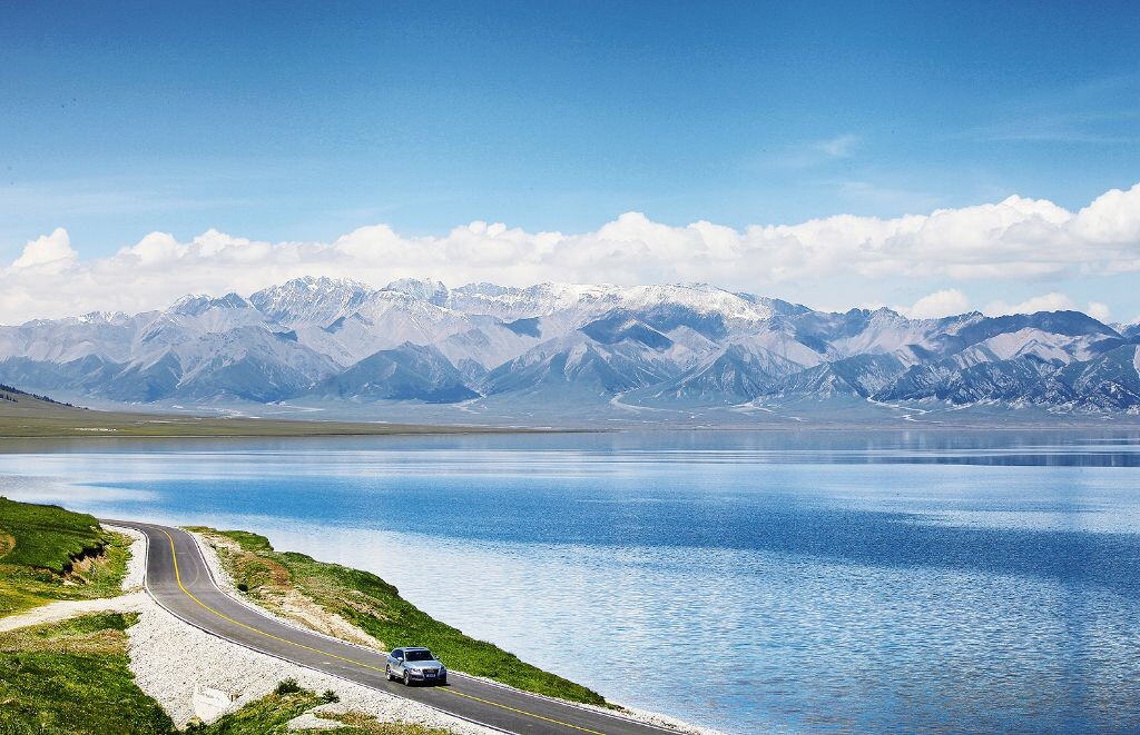 赛里木的蓝<br />
新疆赛里木湖，古称净海。蓝的不含一点杂质。