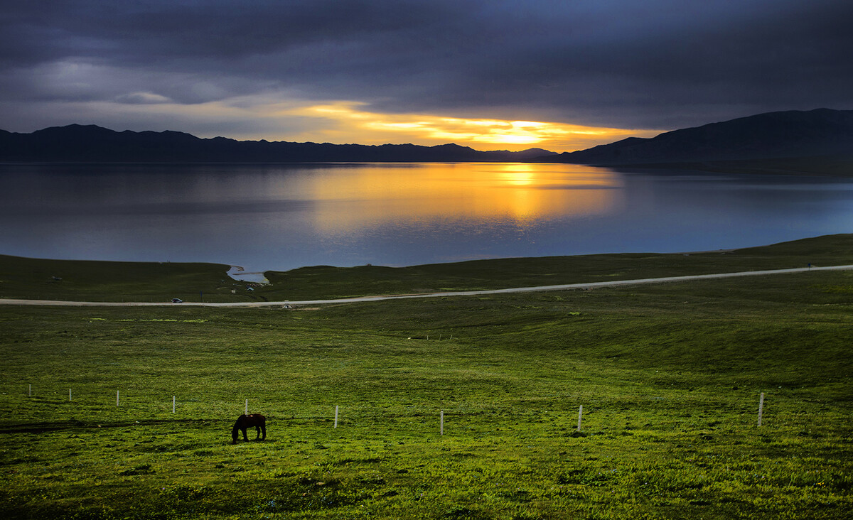 赛里木湖的晨曦<br />
新疆赛里木湖，古称净海。