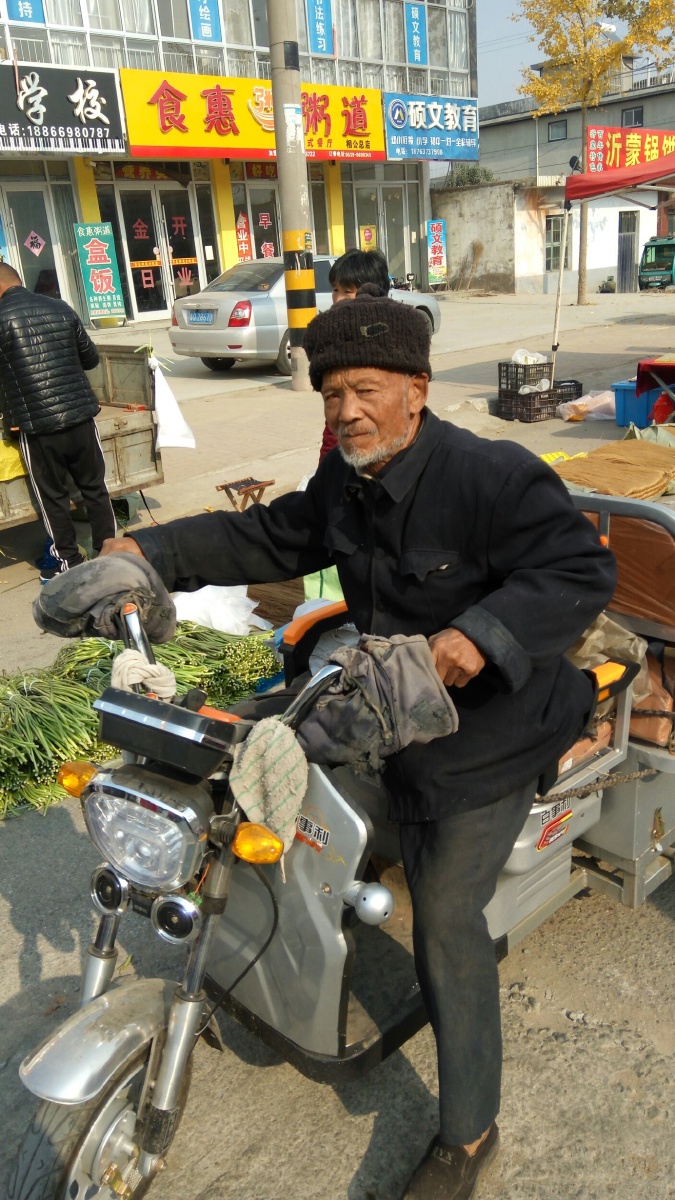 摆摊老人