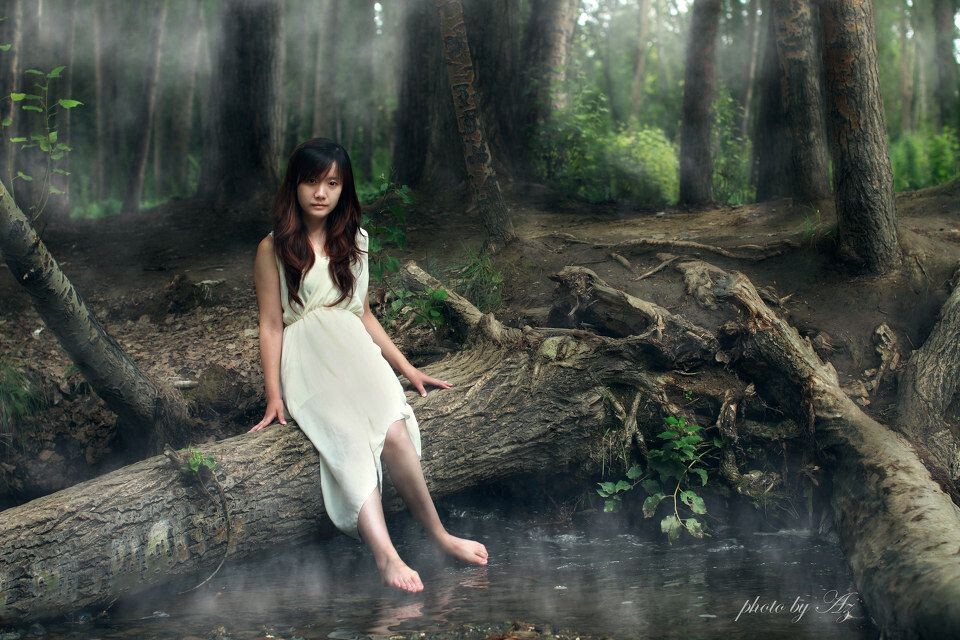 Die Wassernixe<br />
我想小时候读过的格林童话中那个池塘里的水妖真的给我留下了深刻的映像。<br />
太阳还刚刚升上地平线，突然他听到水中有潺潺之声，他回头一看，发现水中缓缓地冒出个美女。她用纤纤的玉手将一头长长的秀发理在两肩旁，遮住了整个身躯。磨坊主马上意识到她就是水池中的水妖了，情急之中他不知该留还是该走了。只听水妖柔柔地呼唤着他的名字，问他为何如此闷闷不乐，声音十分悦耳········<br />
（感谢亲爱小默的扮演）