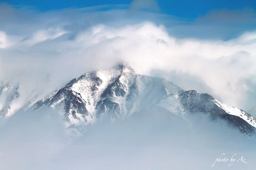 山隐山现<br />
归乡之路上的景色（玛依塔斯）