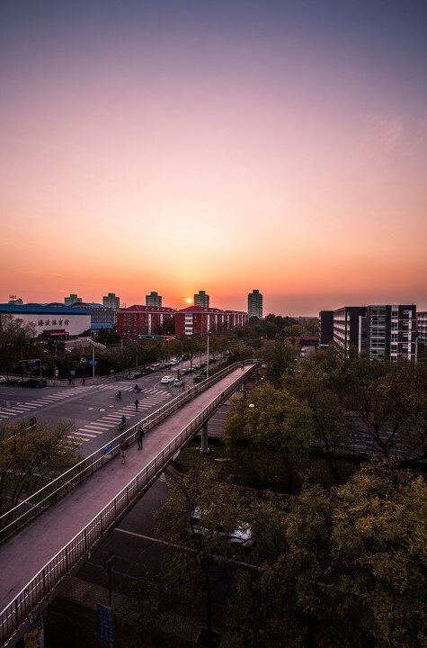 天桥和夕阳<br />
